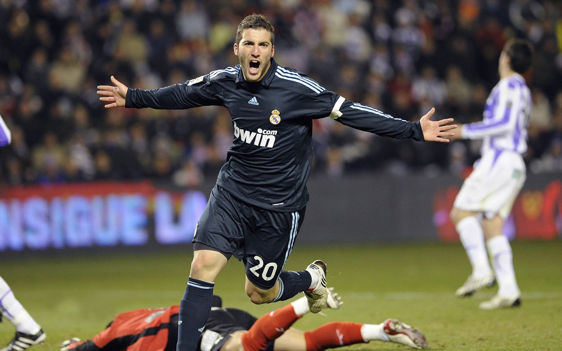 随机_湖人全队火力全开，季后赛希望逐步明朗_，湖人这赛季的阵容