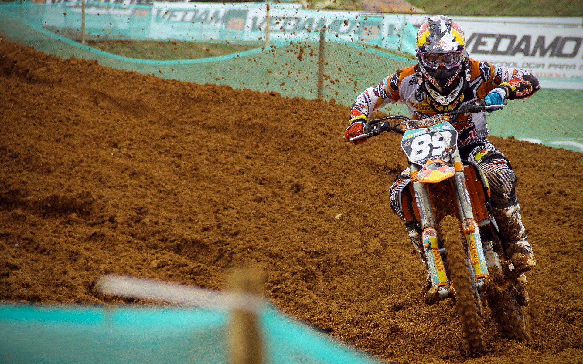 随机“青少年足球比赛线上线下同步进行，覆盖更广范围”，青少年足球比赛直播